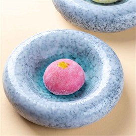 {{photo.Alt || photo.Description || 'Моти с клубникой'}}