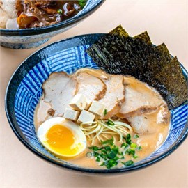 {{photo.Alt || photo.Description || 'Сырный рамэн'}}