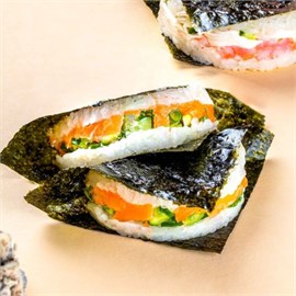 {{photo.Alt || photo.Description || 'Онигири с лососем'}}