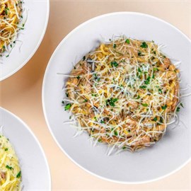 {{photo.Alt || photo.Description || 'Паста с ветчиной, грибами и курицей'}}